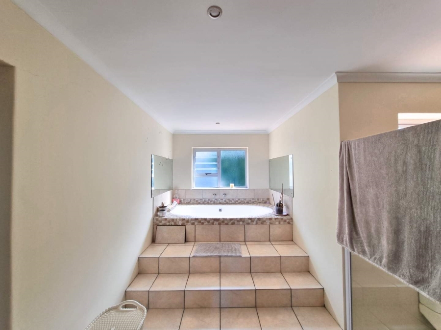 5 Bedroom Property for Sale in Chanteclair Western Cape